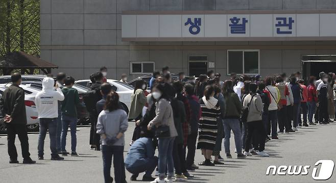 11일 울산 울주군 상북면 길천산업단지 내 한 자동차 부품업체에 마련된 임시 선별진료소에서 직원들이 신종 코로나바이러스 감염증(코로나19) 전수검사를 받기 위해 줄지어 서 있다. 2021.4.11 /뉴스1 © News1 윤일지 기자