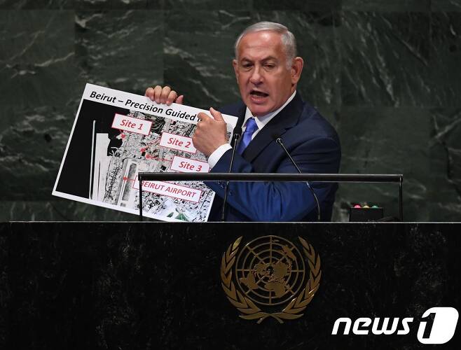 2018년 9월 베냐민 네타냐후 이스라엘 총리가 뉴욕의 유엔총회에 참석해 연설을 하면서 "테헤란에 핵 프로그램과 관련된 비밀 창고가 있다＂며 비밀창고로 지목된 곳의 위성사진 등을 공개하고 있다. © AFP=뉴스1