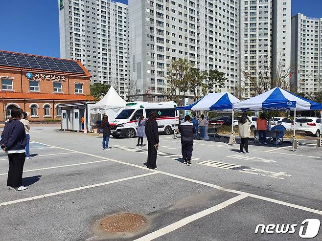 거창군은 증상 유무와 관계없이 보건소 선별진료소에서 코로나19 검사를 무료로 실시한다. 사진은 거창군 보건소 선별진료소. © 뉴스1