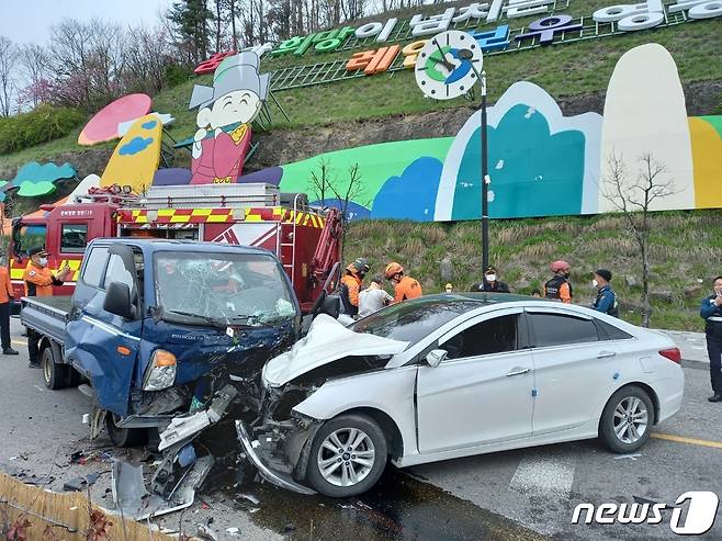 12일 오전 9시46분쯤 충북 영동군 영동읍 매천리 한 도로에서 소나타 승용차와 1톤 화물차가 충돌, 각 차량 운전자 등 4명이 다쳤다.(영동소방서 제공).2021.4.12© 뉴스1