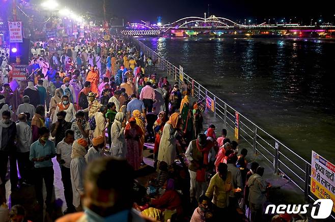 인도 북부 도시 하르드와르에서 열리는 힌두교 축제쿰브멜라를 즐기기 위해 운집한 인파 © AFP=뉴스1