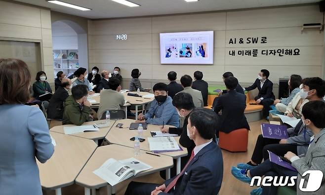 12일 전남 여수진남초등학교에서 열린 전남교육청의 미래형 SW교실 구축 설명회© 뉴스1