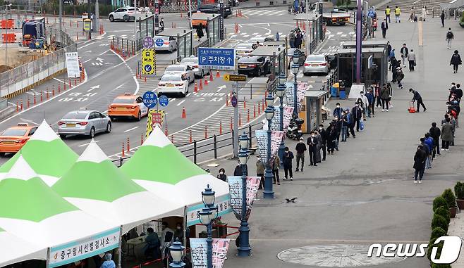 12일 오전 서울 중구 서울역 광장에 마련된 임시선별검사소에서 시민들이 코로나19 검사를 위해 대기하고 있다. 2021.4.12/뉴스1 © News1 조태형 기자