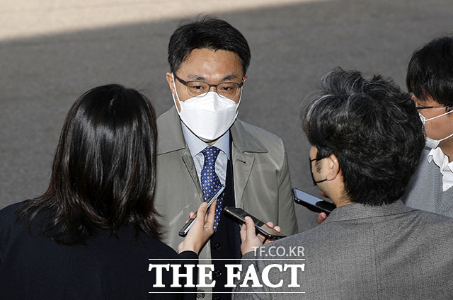 김진욱 고위공직자범죄수사처(공수처) 처장은 12일 "시간이 걸리더라도 시간은 우리 편"이라며 "국민 신뢰를 받는 선진 수사기구로 자리매김하겠다"고 각오를 밝혔다.