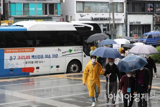 코로나19 확산세가 이어지고 있는 12일 서울 중구 충무스포츠센터에 마련된 중구 코로나19 예방접종센터에서 75세 이상 어르신들이 화이자 백신을 맞기 위해 이동하고 있다. /문호남 기자 munonam@