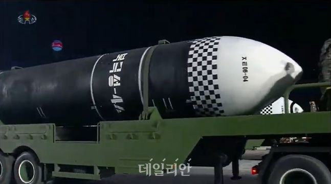 북한 노동당 창건 75주년 기념 열병식에 등장한 신형 잠수함발사탄도미사일(SLBM) '북극성-4ㅅ'(자료사진) ⓒ조선중앙TV