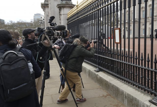 9일 영국 런던에서 필립공의 사망 소식을 취재하는 취재진들의 모습. 런던=AP 뉴시스