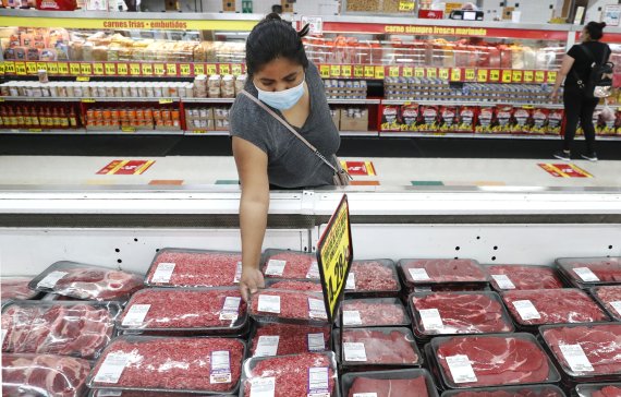 지난해 4월29일(현지시간) 미국 텍사스주 댈러스의 한 시민이 슈퍼마켓에서 구입할 고기를 고르고 있다.AP뉴시스