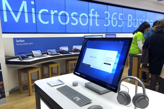 지난 해 1월 28일 미국 매사추세츠주 보스턴시 교외의 한 마이크로소프트 매장에 전시되어 있는 MS컴퓨터.AP뉴시스