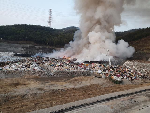 10일 저녁 경북 구미시 산동면 환경자원화시설에서 화재가 발생해 소방당국이 진화 작업을 벌이고 있다. 경북소방본부 제공