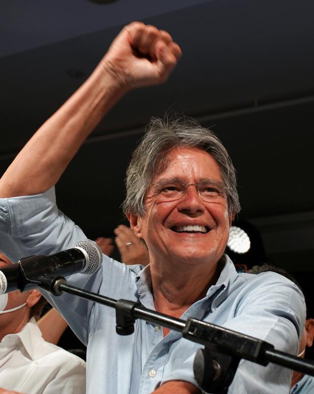 11일 실시된 에콰도르 대선 결선투표에서 승리가 확실시되는 기예르모 라소 후보가 이날 에콰도르 과야킬에서 환호하고 있다. 과야킬=로이터 연합뉴스