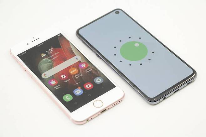 아이폰 6S(우측)에 iTest를 설치한 예시, 좌측은 안드로이드 11이 적용된 삼성 갤럭시 S10e. 출처=IT동아