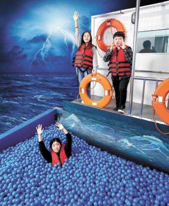 국민 안전의 날을 맞아 부평안전체험관을 찾은 소중 학생기자단이 다양한 위기 상황을 직접 체험하고 대응하는 방법을 배워봤다. 왼쪽부터 시계방향으로 윤시현(서울 서일초 6)·김지성(경기도 탄천초 6)·송윤서(경기도 서정중 1) 학생기자, 사진=임익순(오픈스튜디오)