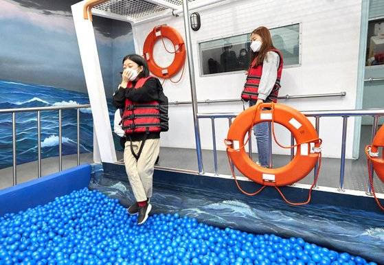 선박 사고가 발생했을 경우 탈출 체험을 하는 송윤서 학생기자. 구명조끼를 착용하고 다리를 꼬아준 다음 턱을 당겨 코와 입을 한 손으로 꽉 막아준 다음 배 밖으로 점프한다.