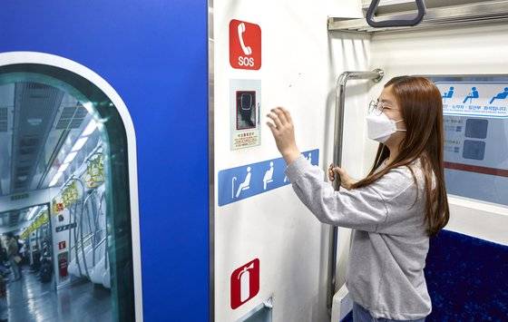 지하철에서 불이 나면 노약자·장애인석 옆에 있는 비상 통화 장치를 이용해 화재를 알려야 한다.