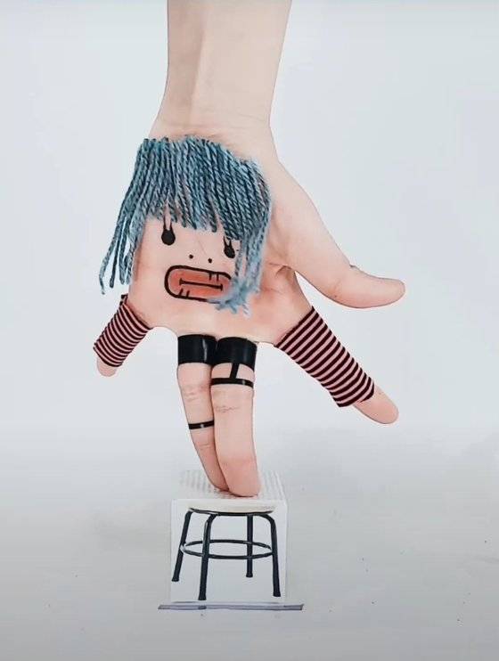 브레이브걸스 ‘Rollin’’의 의자 춤을 추는 모습. 의자 위에서 몸을 흔드는 ‘토비’가 뮤직비디오 속 브레이브걸스와 꼭 닮았다.