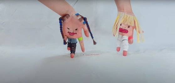 ‘소니토비’가 애착이 가는 영상 중 하나로 꼽은 있지 ‘ICY’ 커버 영상. 얇은 실을 하나하나 붙여 멤버 예지와 유나의 머리 스타일을 따라 했다.