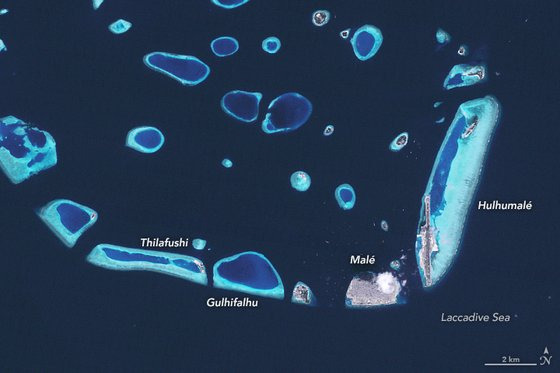 1997년 2월 3일 위성으로 본 몰디브의 섬들. 인공섬 훌후말레가 간척되기 전의 모습. NASA