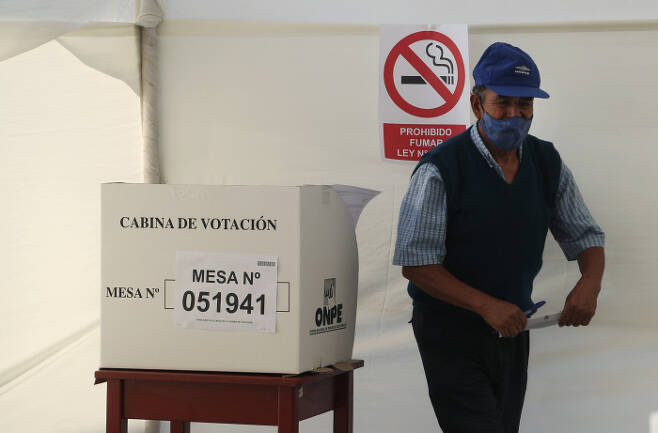 페루 수도 리마에서 한 유권자가 투표를 하고 있다. 리마|AP연합뉴스