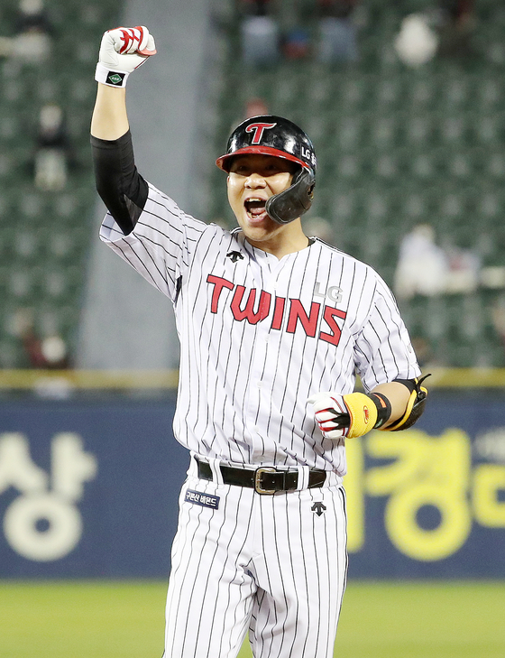 Kim Min-sung of the LG Twins cheers after hitting a double in the sixth inning against the SSG Landers in southern Seoul on Friday. [NEWS1]