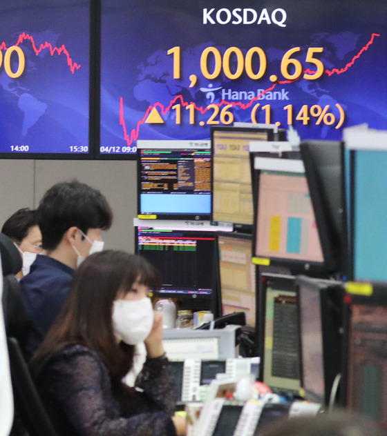 An electronic board at Hana Bank in Seoul shows the Kosdaq market closing above 1,000. It is the first time that the tech-heavy secondary market has exceeded 1,000 in two decades, since the market was rallying on the dot.com boom. [YONHAP]