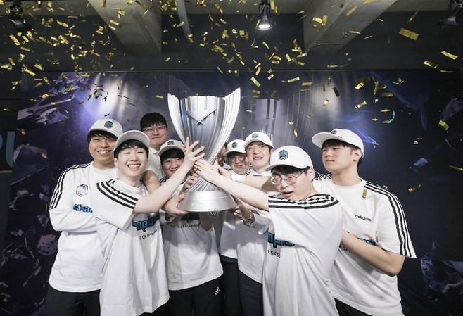 사진=2021 LCK 스프링 스플릿 우승컵을 차지한 담원 기아. 라이엇게임즈 제공