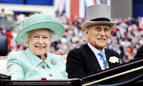 필립공(오른쪽)과 엘리자베스 2세 영국여왕이 2012년 6월 21일 여성의 날에 아스콧에 있는 왕실 경마장에 도착해 시민들을 바라보고 있다. EPA연합뉴스
