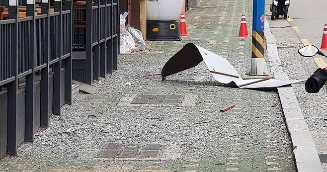 부산지역에 강풍주의보가 발효된 지난 2월26일 오후 부산진구의 한 호텔 외벽 마감재가 강풍에 떨어져 인근 도로가 통제되고 있다. / 사진제공=뉴시스