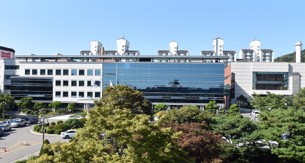 경기도교육청(교육감 이재정)은 중학교 졸업학력 검정고시 합격자를 대상으로 하는 ‘2021학년도 고등학교 입학 추가 전형 ․ 배정 계획’을 12일 발표했다. / 사진제공=경기도교육청