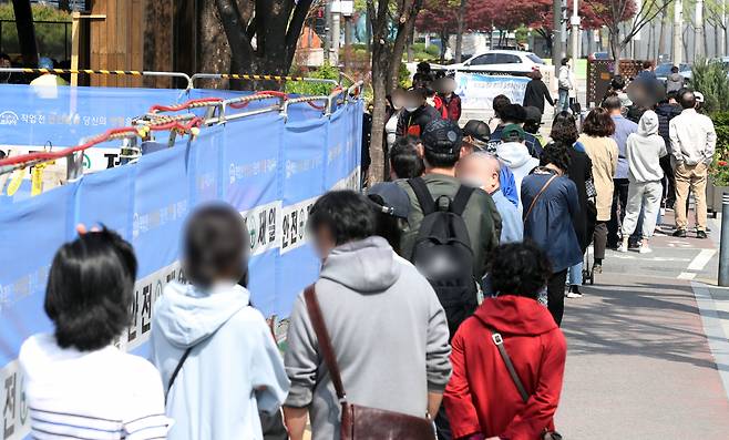 서울 송파구보건소 선별진료소에서 검사 대기 중인 시민들. 연합뉴스