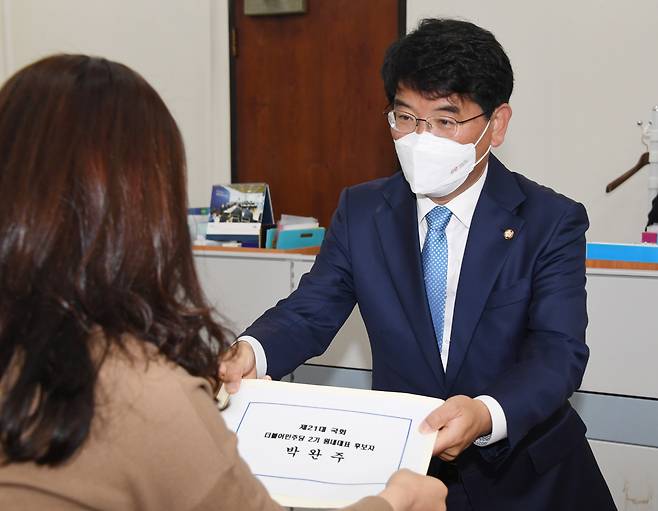 박완주 더불어민주당 의원이 12일 국회에서 원내대표 출마를 위해 후보 등록을 하고 있다. 이상섭 기자