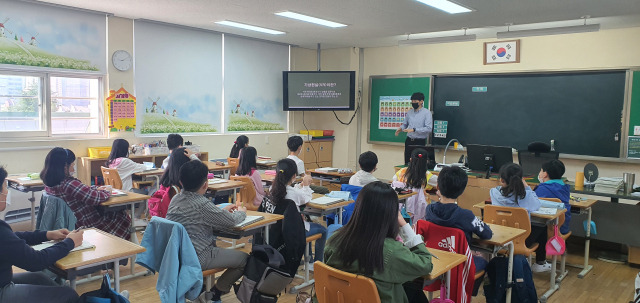 ▲광주교육연구정보원은 지난 1일부터 소외계층 학생을 위해 학교로 찾아가는 4차 산업혁명 관련 진로체험 프로그램을 운영하고 있다.ⓒ광주교육연구정보원