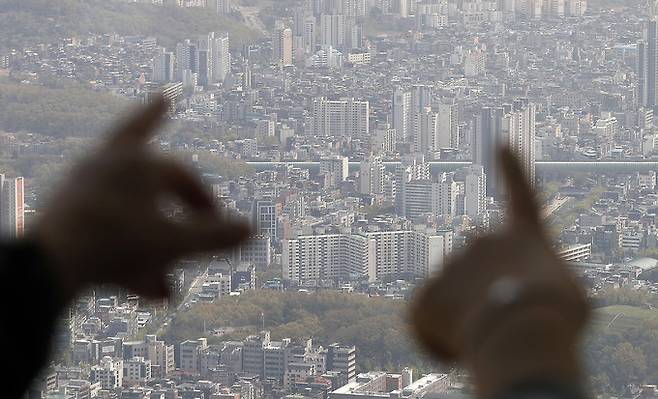 오세훈 서울시장이 서울의 아파트 공시가격을 재조사해 동결할 근거를 마련하겠다고 밝힌 가운데 11일 서울 송파구 롯데월드타워 전망대 서울스카이에서 바라본 서울 시내 아파트 단지가 보이고 있다. 뉴시스