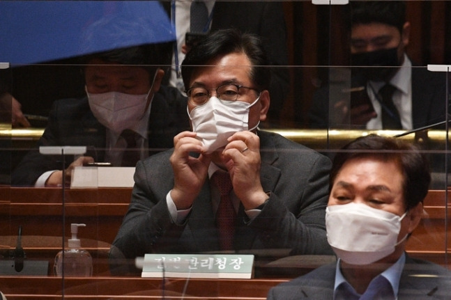 송언석 국민의힘 의원이 지난 8일 오전 서울 여의도 국회에서 열린 의원 총회에 참석하고 있다. 연합뉴스