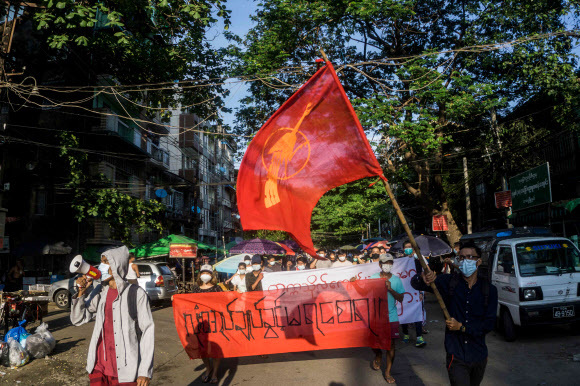 쿠데타 비난하며 시가 행진하는 미얀마 양곤 시민들. 양곤AFP/연합뉴스