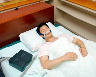 한 수면무호흡증 환자가 상기도양압기 치료를 받고 있다.