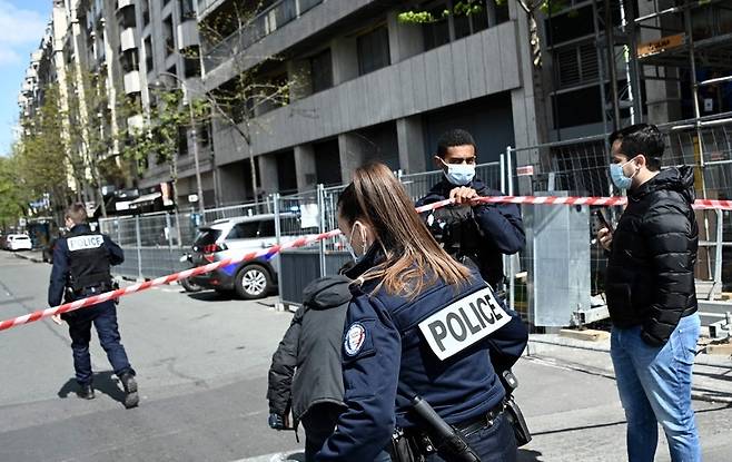 총격이 발생한 프랑스 파리 16구의 앙리 뒤낭 병원 앞. 사진=AFP 연합뉴스