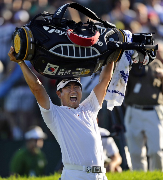 2009년 PGA 챔피언십에서 타이거 우즈를 꺾고 우승한 뒤 골프 백을 들어 올리며 포효하는 양용은. /EPA연합뉴스