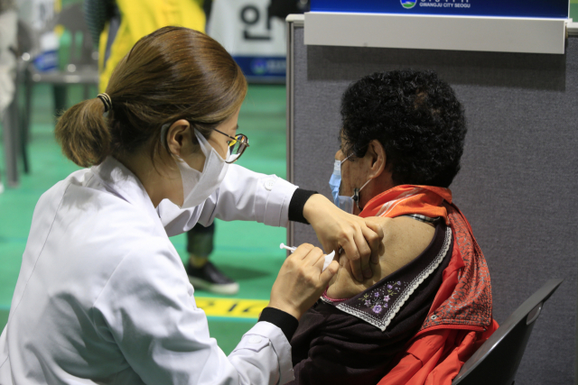 75세 이상 코로나19 백신 접종이 시작된 1일 오전 광주광역시 서구 염주체육관에 마련된 코로나19 지역예방접종센터에서 시민이 화이자 백신을 맞고 있다. /연합뉴스