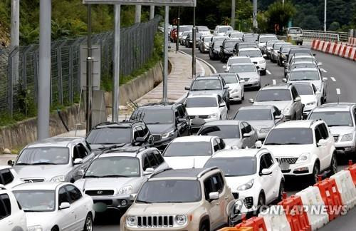 경춘국도 주말 지·정체 [연합뉴스 자료사진]