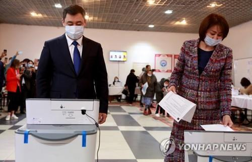 (epa=연합뉴스) 개헌 국민투표가 치러진 11일(현지시간) 부인과 함께 수도 비슈케크의 투표소를 찾아 한 표를 행사하는 사디르 좌파로프 대통령.