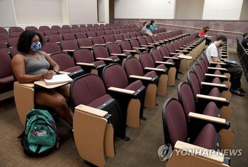 마스크 쓰고 대면수업 듣는 미국 대학생들의 모습 [AFP=연합뉴스 자료사진]