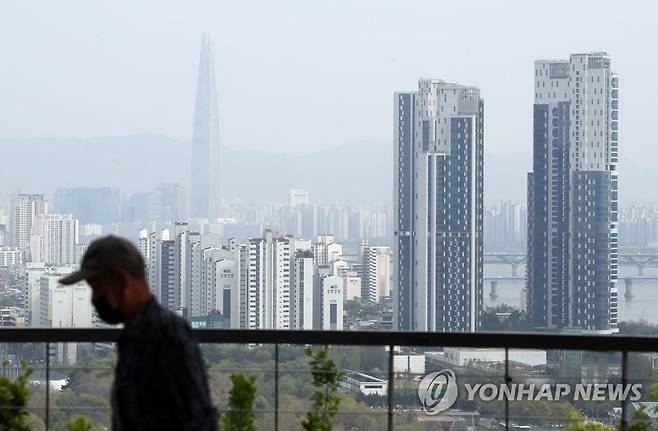 강남·목동·상계동 등 재건축 기대감↑…성수동 50층 건물 서나 (서울=연합뉴스) 임헌정 기자 = 부동산 규제 완화를 공약으로 내세운 오세훈 서울시장 취임 이후 강남과 목동, 상계동 등 주요 재건축 시장 움직임에 관심이 쏠리고 있다.      성동구 성수동 성수전략정비구역 등 재개발 지역은 '50층 개발' 기대감으로 들썩인다.       오 시장은 2009년 한강르네상스 계획에 따라 성수전략정비구역을 지정하고, 당시 기부채납(공공기여) 비율을 25%로 늘리는 대신 아파트를 최고 50층 높이로 지을 수 있도록 길을 터줬다. 그러나 시정을 박원순 전 시장에게 넘기면서 '35층 층고제한'에 막혀 사업이 지연돼 왔다.      사진은 11일 서울 성동구 응봉산 팔각정에서 바라본 성수동 일대. 2021.4.11 kane@yna.co.kr