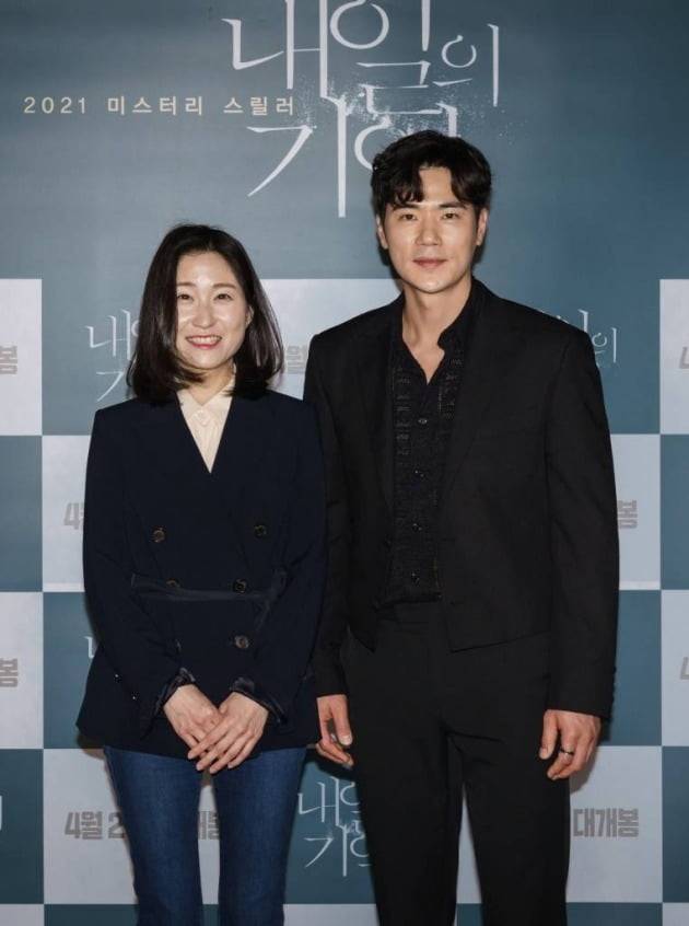 서유민 감독(왼쪽), 배우 김강우가 13일 서울 용산구 한강대로 CGV용산아이파크몰에서 열린 영화 '내일의 기억' 언론시사회에 참석했다. / 사진제공=아이필름 코퍼레이션