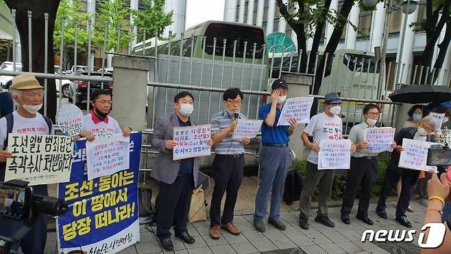 민생경제연구소와 시민연대함깨, 세금도둑잡아라의 관계자들이 3일 오전 서울 서대문구 경찰청앞에서 방정오 전 TV조선 대표를 고발하는 기자회견을 진행하고 있다. © 뉴스1