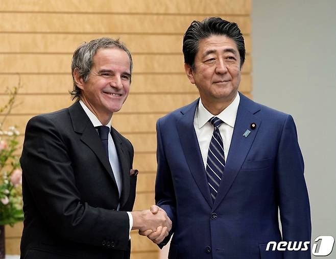 지난해 2월 일본을 방문해 아베 신조 전 총리를 만난 라파엘 마리아노 그로시 국제원자력기구(IAEA) 사무총장. © AFP=뉴스1