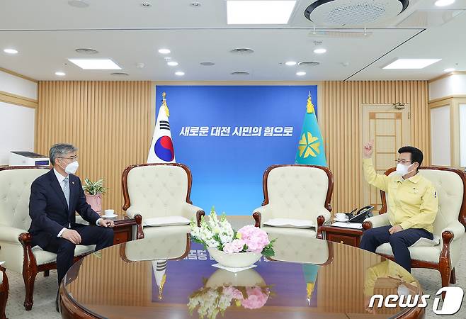 박광석 기상청장(왼쪽)과 허태정 대전시장이 기상청의 대전이전에 대한 의견을 나누고 있다.(대전시 제공)© 뉴스1