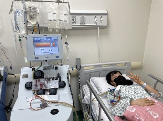 지가영 수원시청 주무관이 조혈모세포 기증을 위해 검사를 하고 있다.