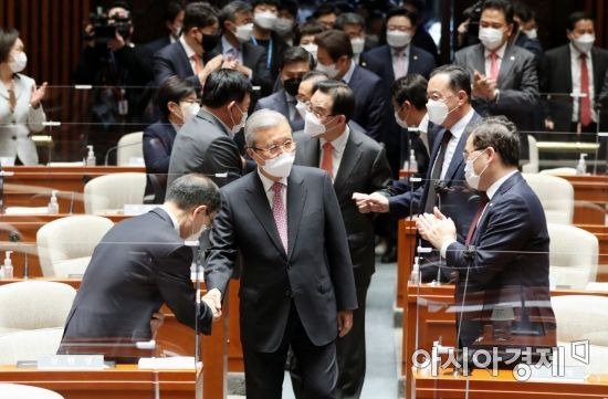 김종인 국민의힘 비상대책위원장과 주호영 원내대표 등이 8일 국회에서 열린 의원총회에 박수를 받으며 입장하고 있다./윤동주 기자 doso7@