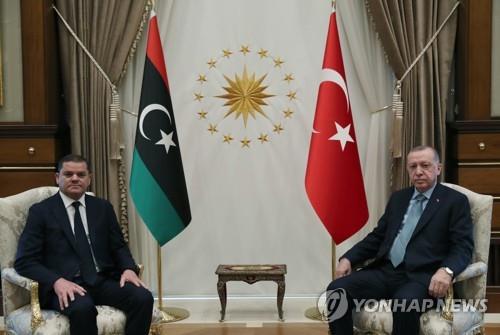 에르도안 터키 대통령(오른쪽)과 드베이바 리비아 과도정부 총리/사진=연합뉴스